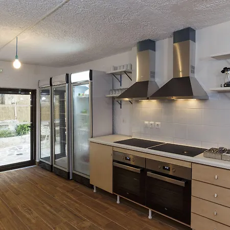 Albergue Rhodes & Bar *