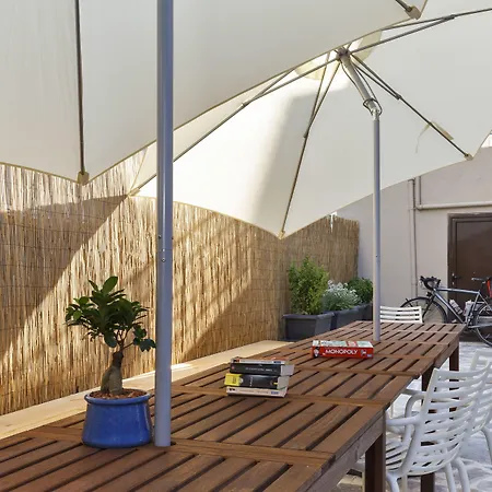 Albergue Rhodes & Bar *