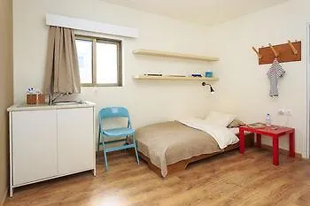 Albergue Rhodes & Bar