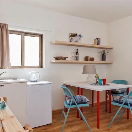 Rhodes & Bar Ostello