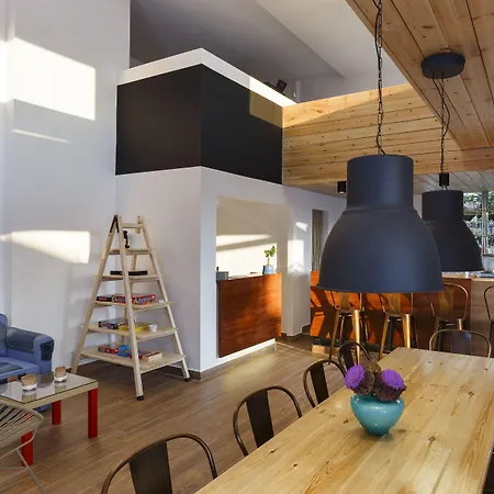 Rhodes & Bar Ostello