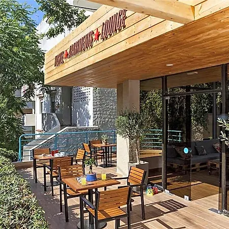 Хостел Rhodes & Bar