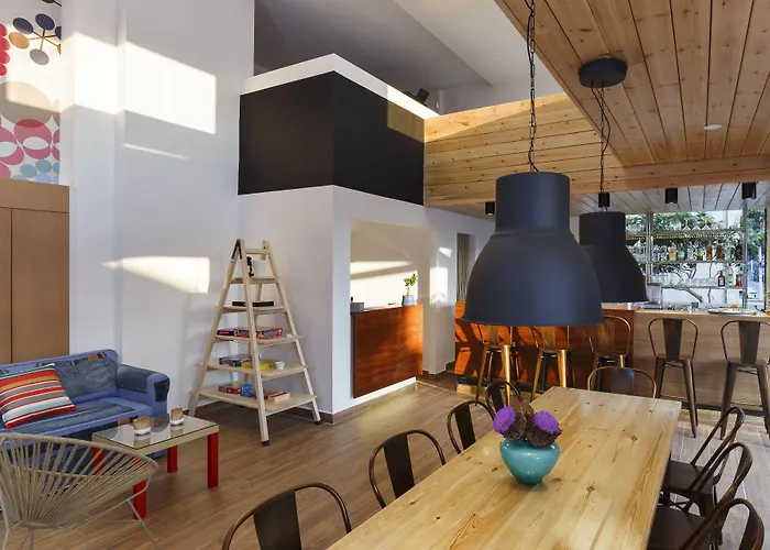 Rhodes & Bar Albergue