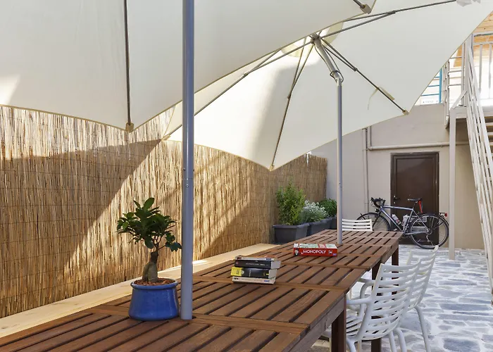 Albergue Rhodes & Bar *