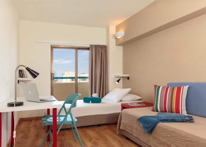 Albergue Rhodes & Bar *