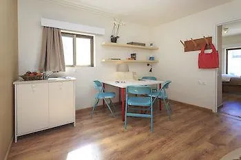 Albergue Rhodes & Bar *