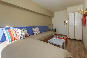 Albergue Rhodes & Bar